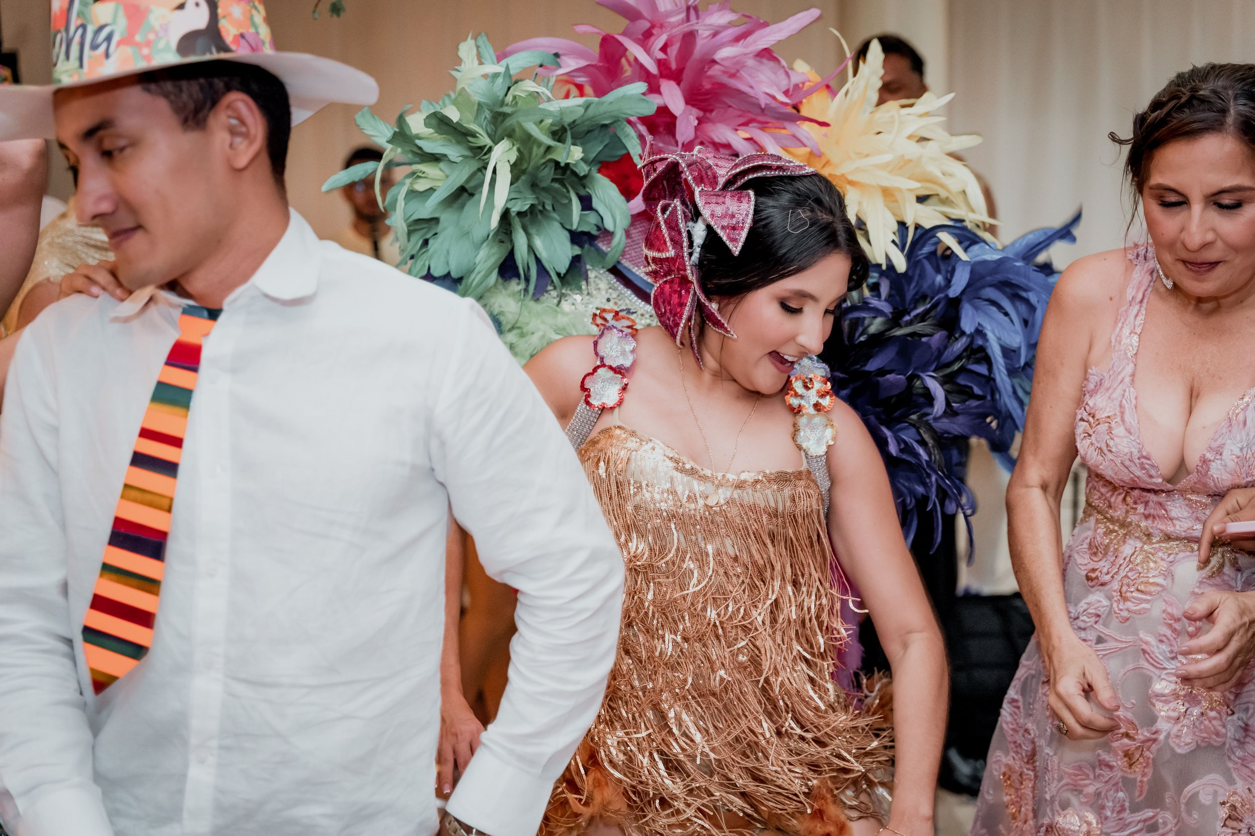 Pareja de recién casados caminando por la arena durante la celebración de su boda en la playa en la Costa Caribe colombiana.
