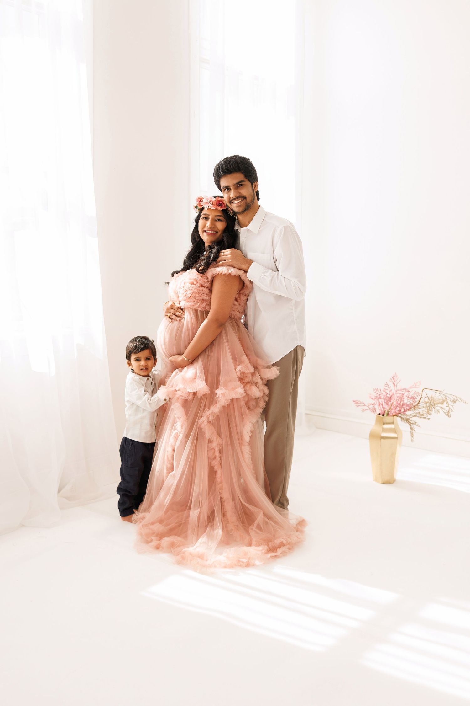 Chicago luxury maternity photography session showcasing elegant studio maternity portraits. Fine art maternity images for modern expecting m
