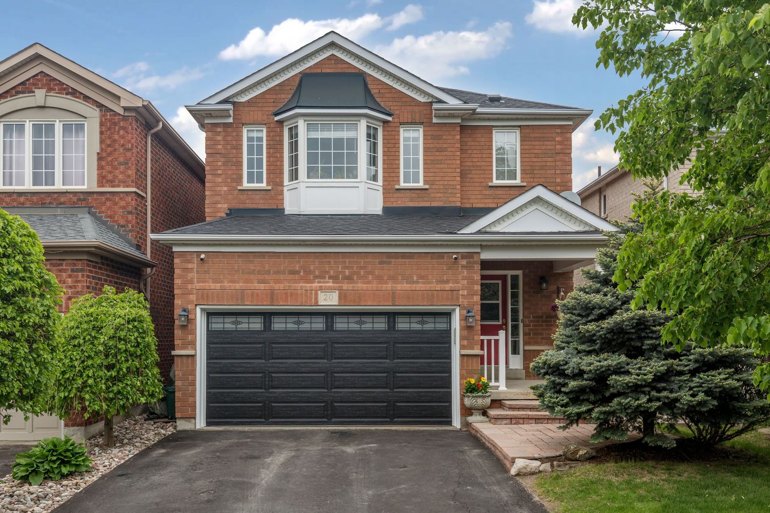A photo of a detached home in Newmarket Ontario for a real estate listing in York Region photographed by Sarah Tennant