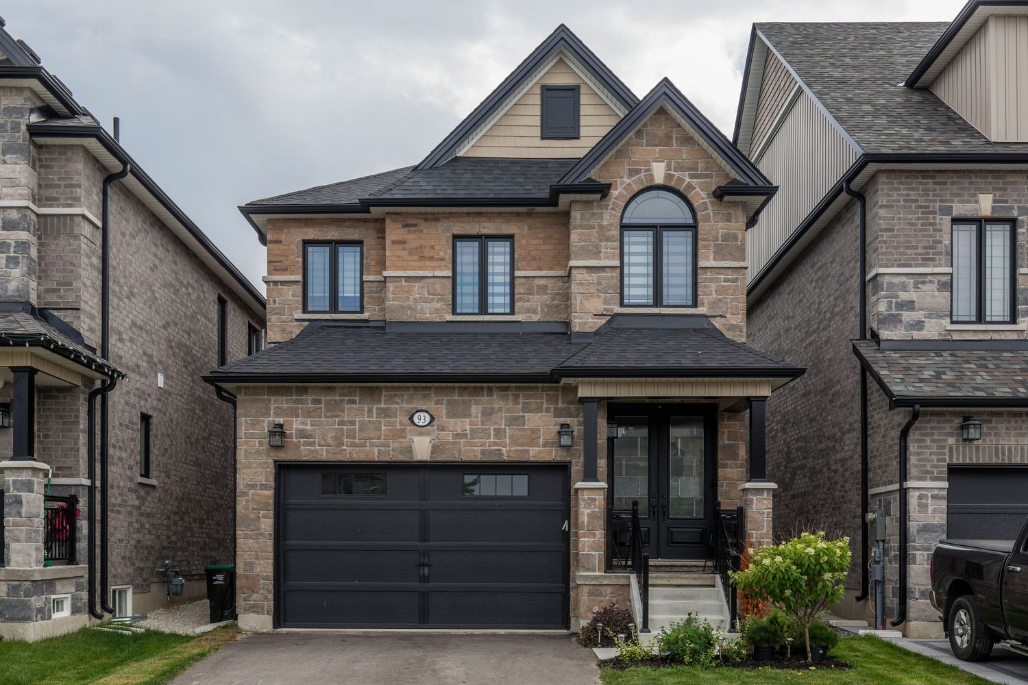 A photo of a detached home in Alliston Ontario for a real estate listing in south Simcoe County photographed by Sarah Tennant