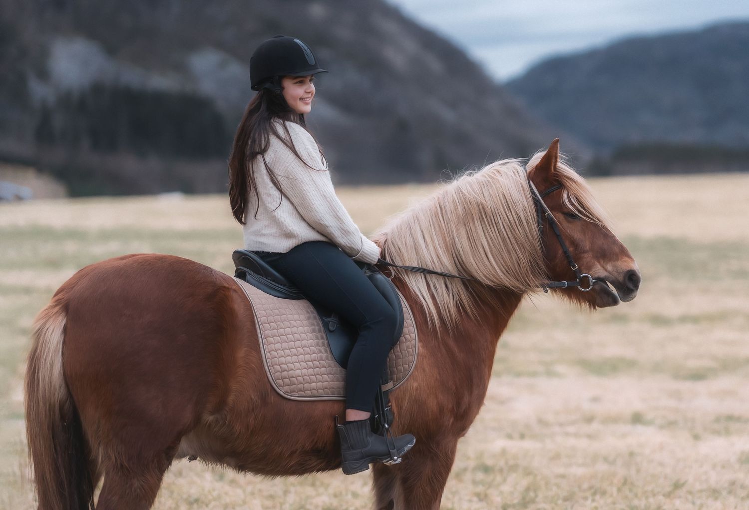 Liten cowgirl på hestryggen