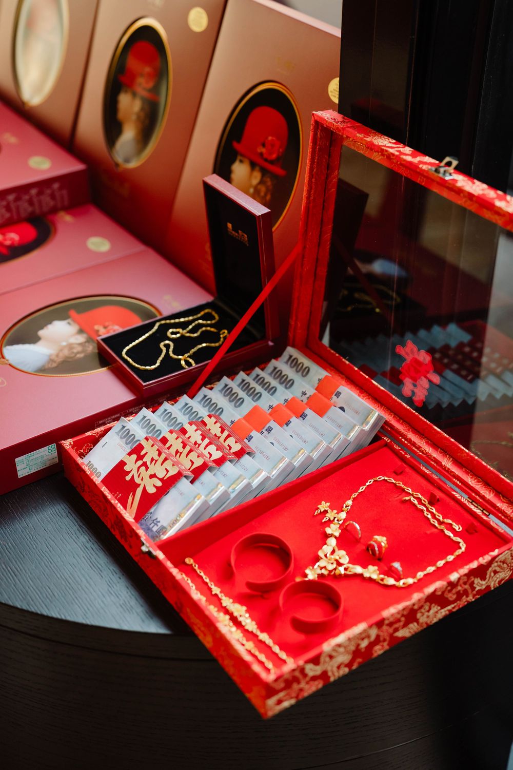 渴望影像在台中林酒店婚禮攝影紀錄，室內飯店婚禮場地拍攝，整場婚禮流程有古禮儀式、新人進場與合照唱歌等互動細節，以自然紀實風格婚禮攝影，捕捉每對新人婚禮中情緒流動與重要瞬間，追求呈現高質感婚禮影像紀錄與親密家人、朋友的互動關係。影像之於我們， 不僅僅只是紀錄， 而是一種敘事的選擇。