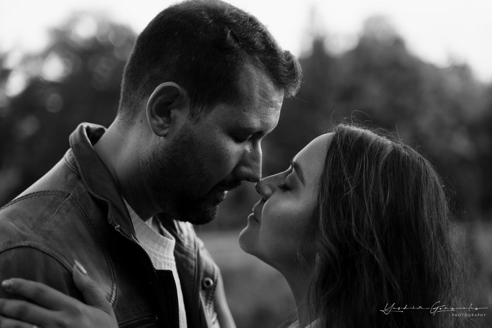 Black and white romantic portrait of a couple leaning in for a kiss outdoors in soft natural light.

Vancouver Canada Scene