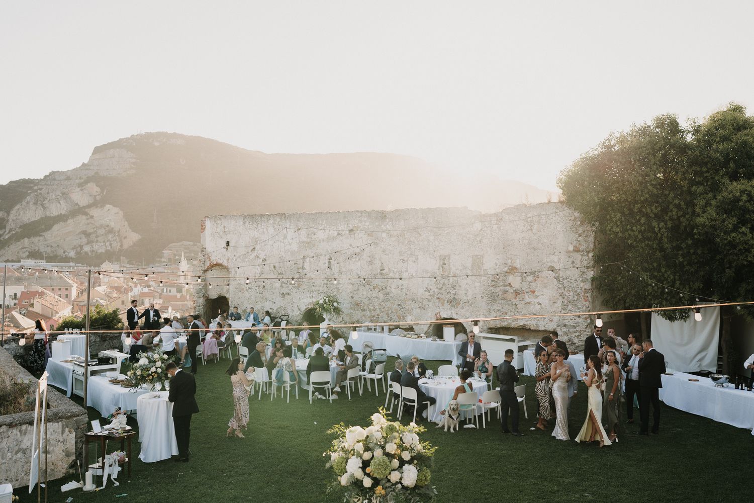Aperitif amidst the castle walls of "La Fortezza", a wedding venue in Finale Ligure
