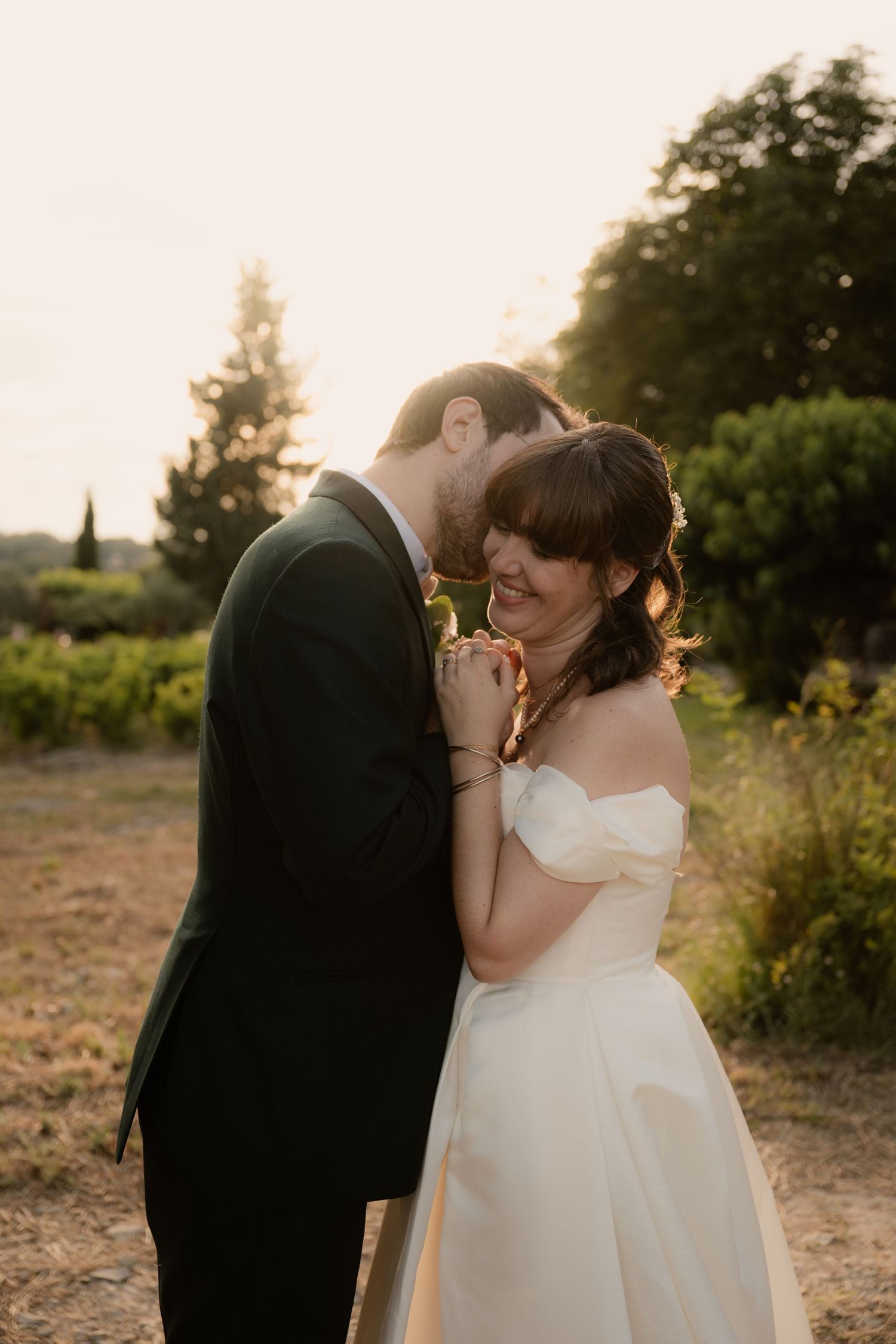 Photographe mariage au Chateau saint esprit - Mariés qui se câlinent dans les vignes du domaine