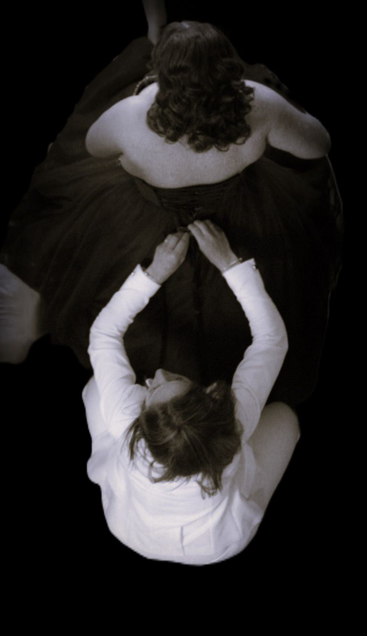 Arrivée lors d’un anniversaire, silhouette en noir et blanc, moment d’émotion capturé en Hauts-de-France