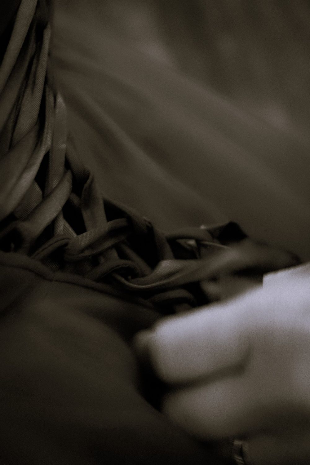 Détail en noir et blanc lors d’un événement, photographie artistique capturant une ambiance intime, par Sandrine Photographie