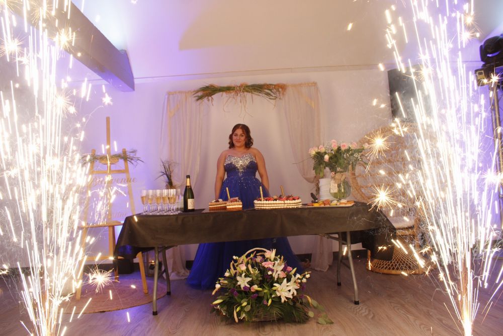 Table d’anniversaire avec feux de Bengale, ambiance festive et lumineuse, photographie événementielle en Hauts-de-France