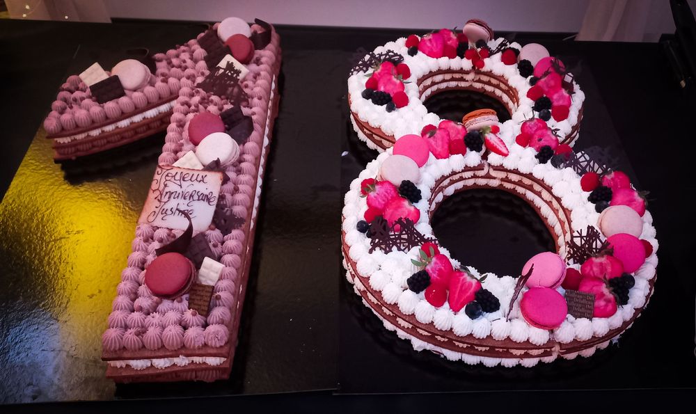 Gâteau d’anniversaire 18 ans, décoration festive, photographie événementielle en Hauts-de-France