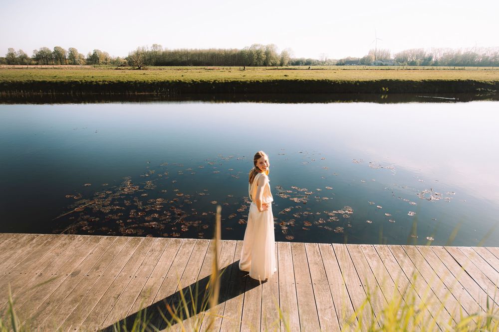 Communieshoot van een meisje aan het water.