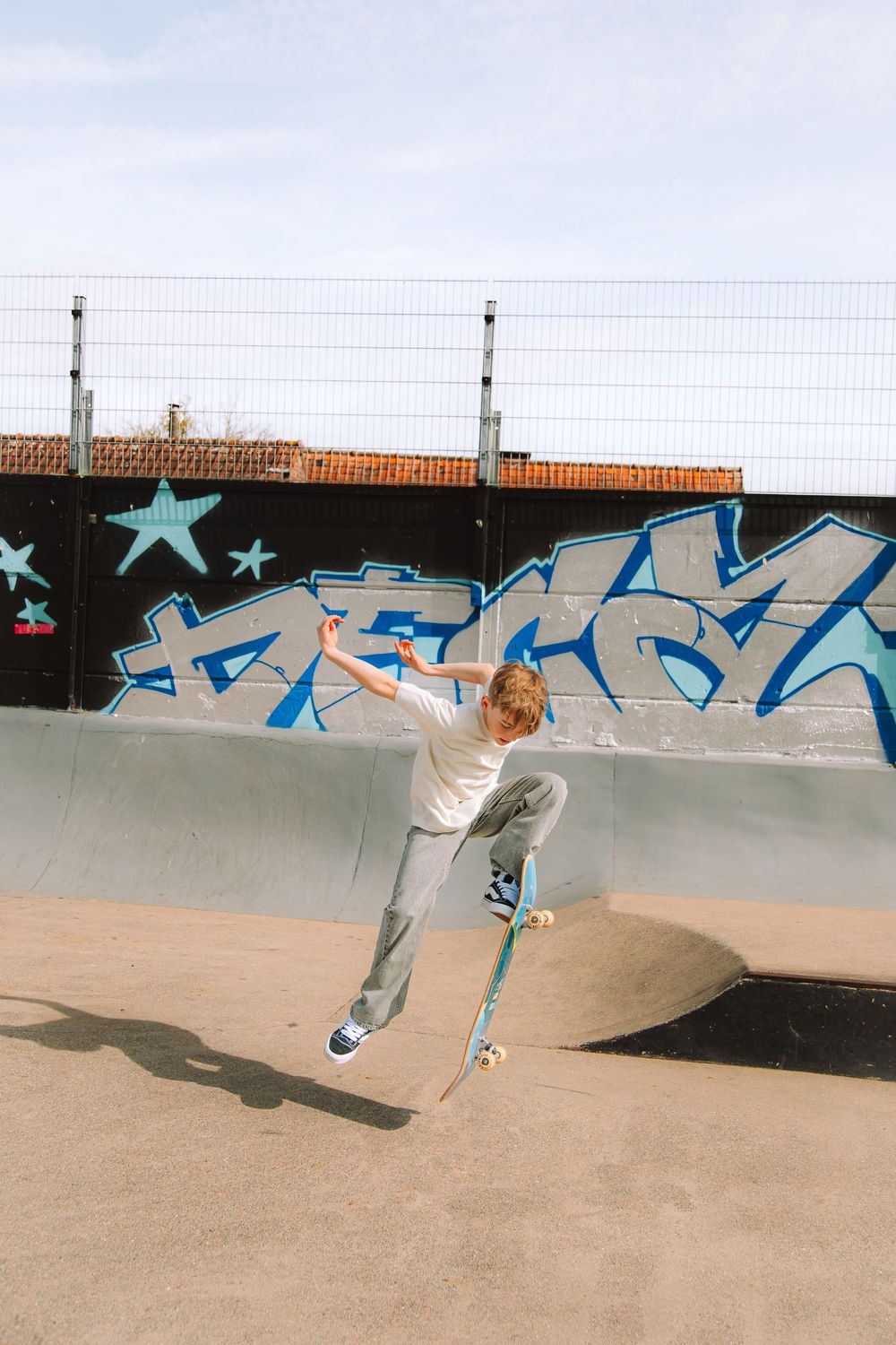 Jongen met skateboard tijdens een persoonlijke communieshoot.