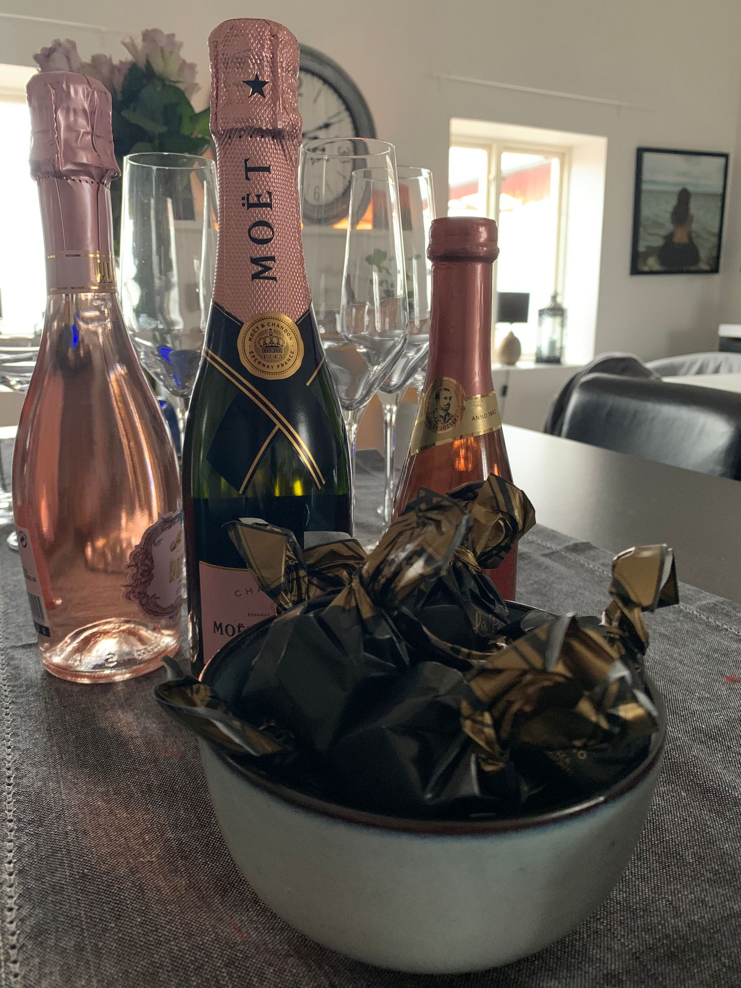 Alkoholfri bubbel och Moet champagne och choklad som bjuds i studion hos Fotograf Jane Svensson - Photo By Jane.