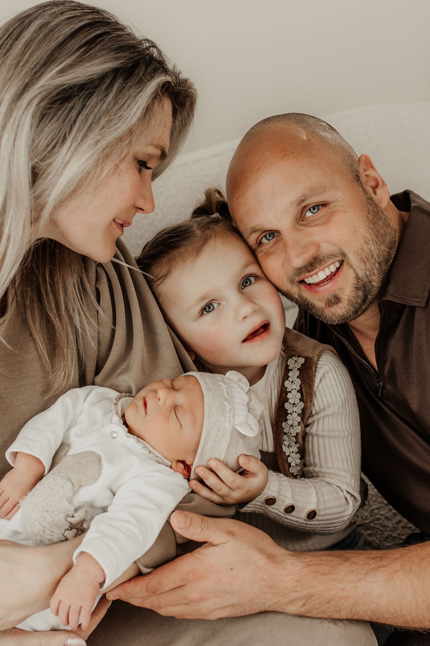 intieme newborn fotoshoot met ouders en baby liggend samen in studio