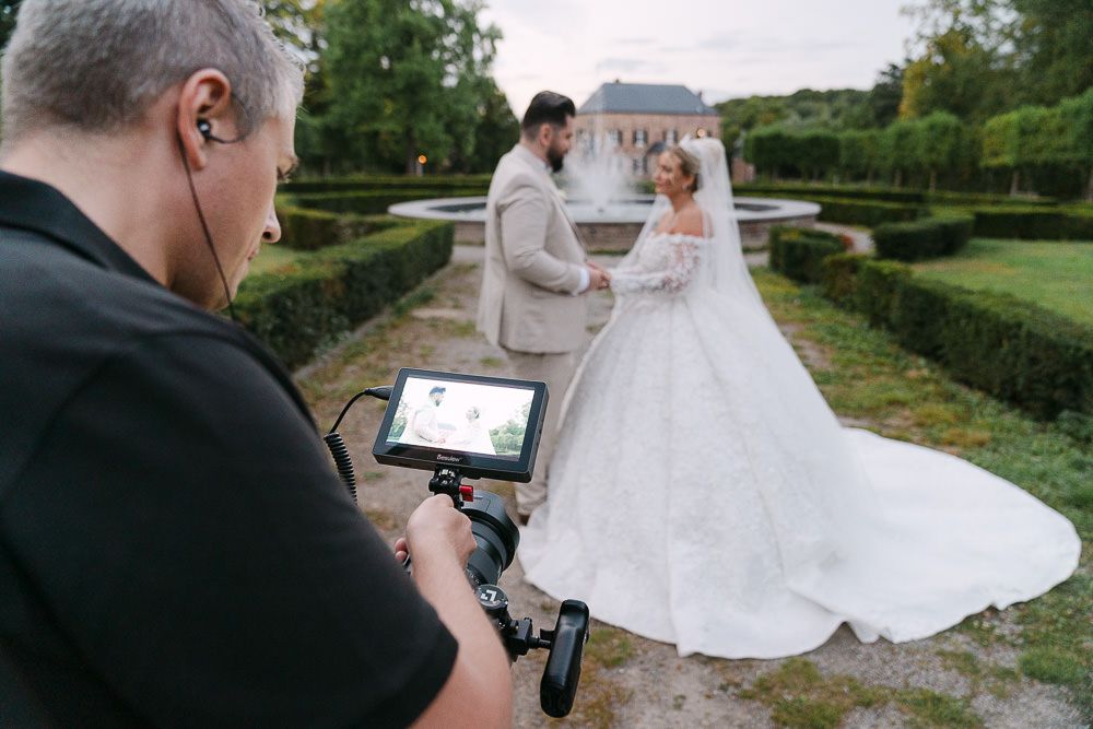 Hochzeitsvideograf David Portnicki aus Aachen beim Dreh mit einem Brautpaar auf Kasteel Erenstein