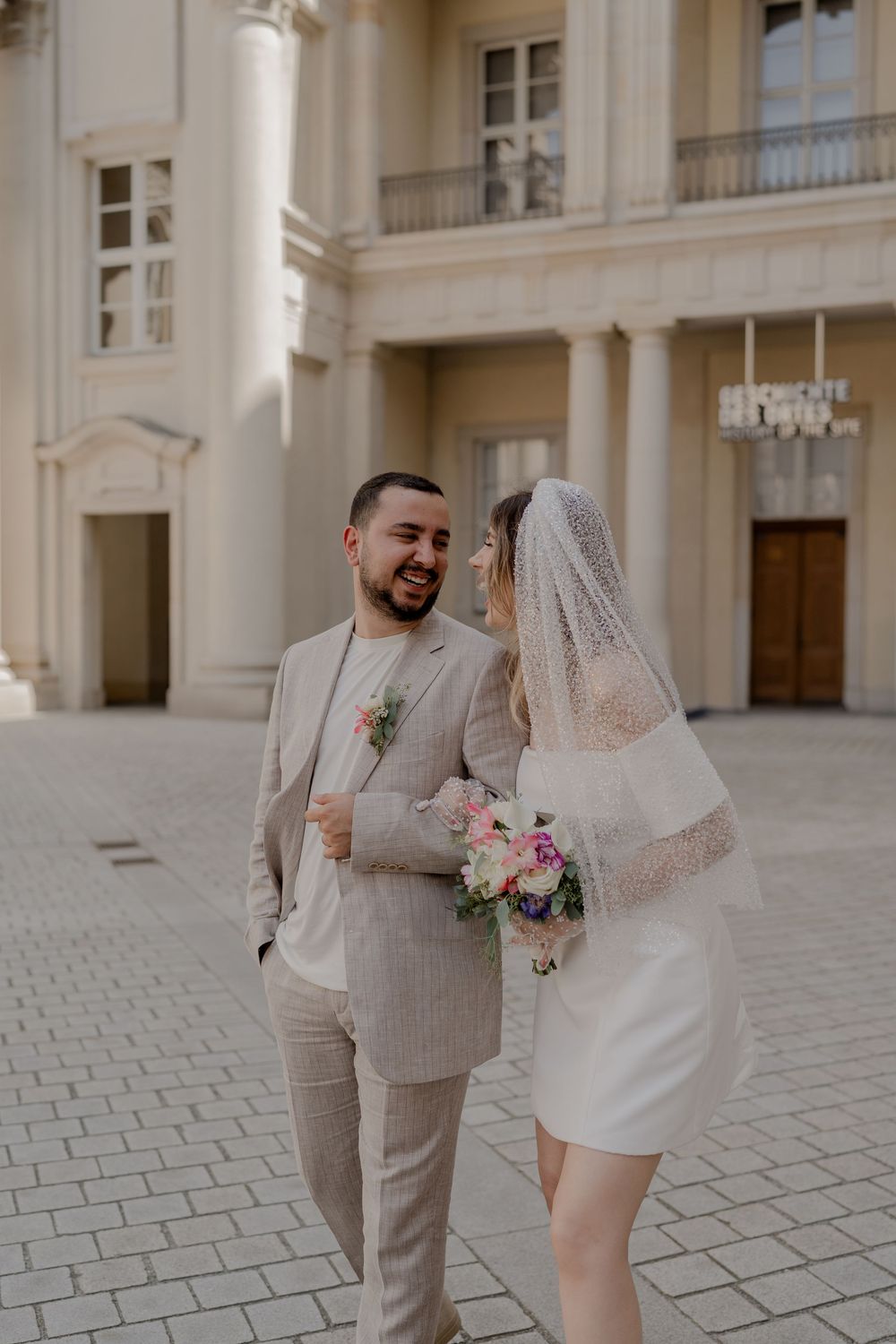 Ein Brautpaar, das in Berlin ein Hochzeitshooting gemacht hat und vorher standesamtlich geheiratet hat. Die Bilder sind elegant, editorial.