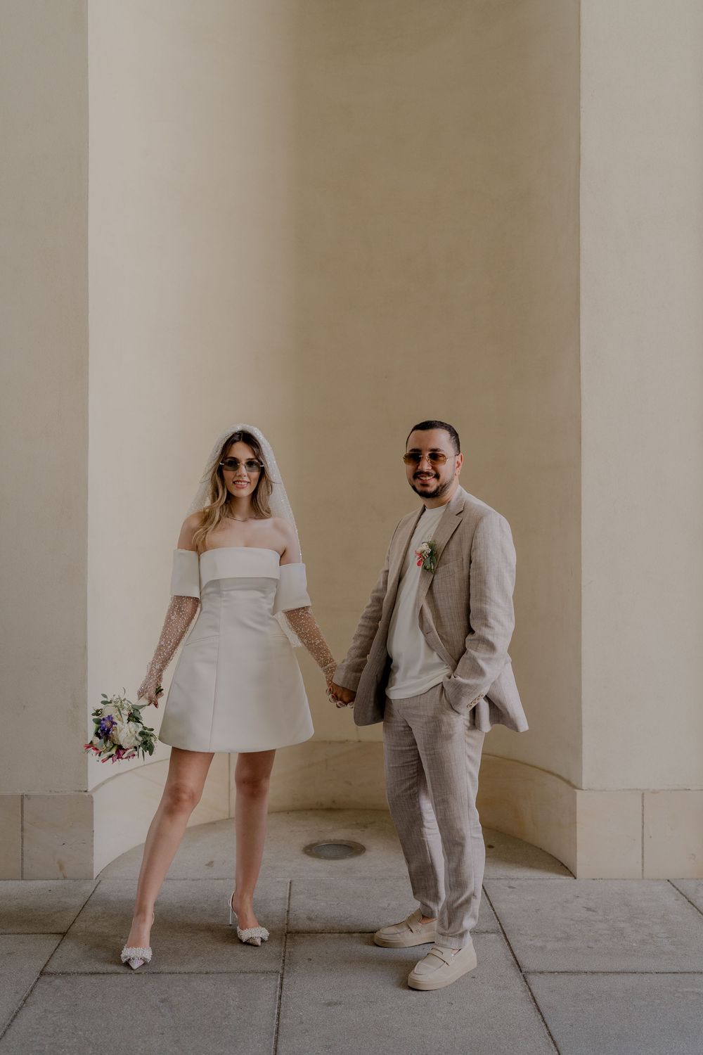 Ein Hochzeitsshooting in Berlin. Das Brautpaar ist sehr classy, elegant und modern. Eine Hochzeit mit einem editorial Look und authentisch.