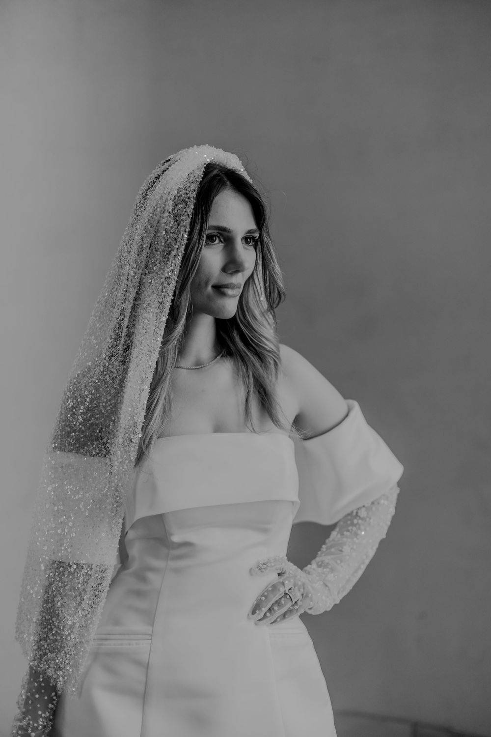 Eine elegante Braut posiert in einem editorial Stil für die Kamera. Die Hochzeit ist elegant und zeitlos und modern und  ist in Berlin.