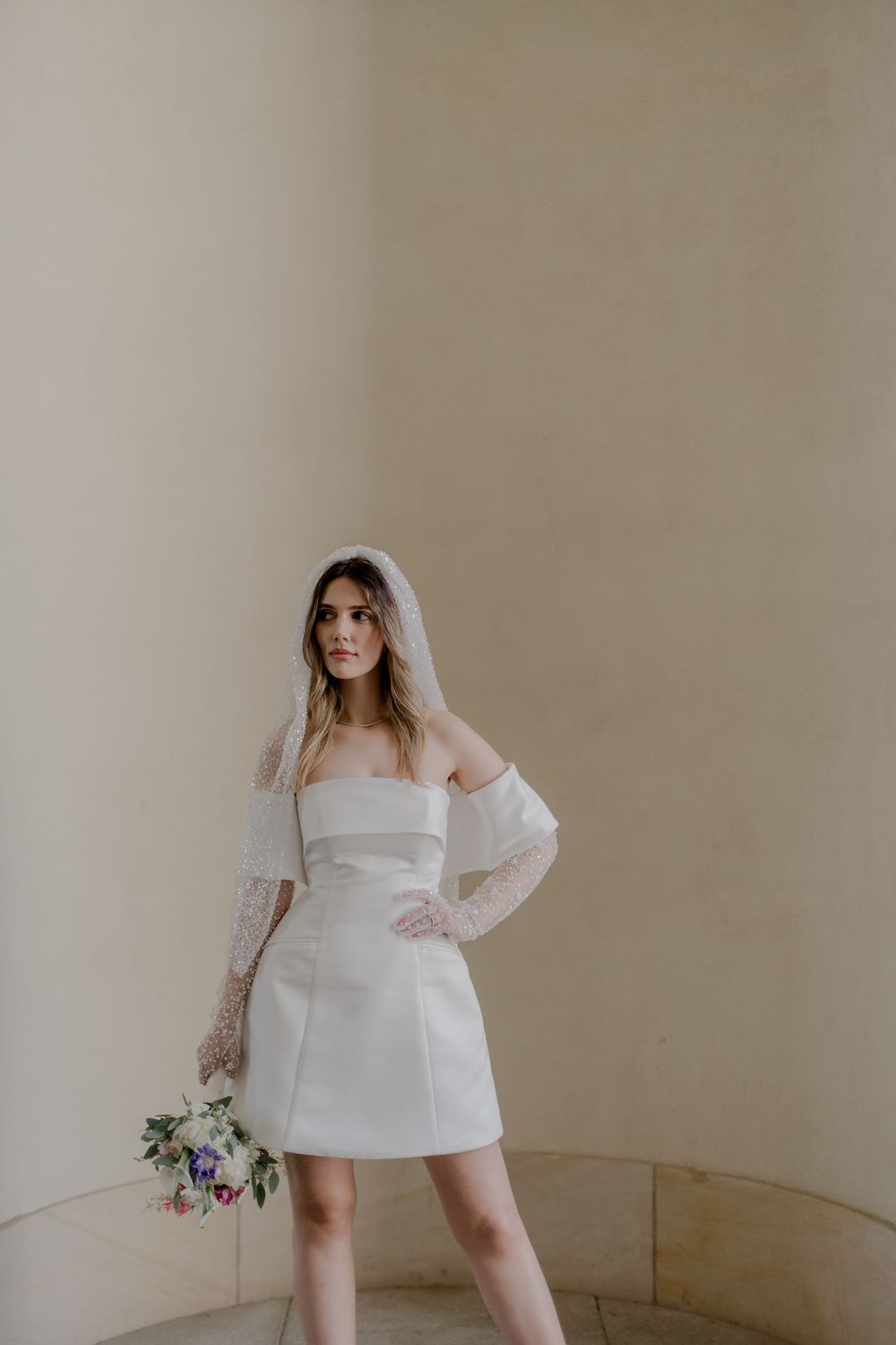 Eine elegante Braut posiert in einem editorial Stil für die Kamera. Die Hochzeit ist elegant und zeitlos und modern und  ist in Berlin.