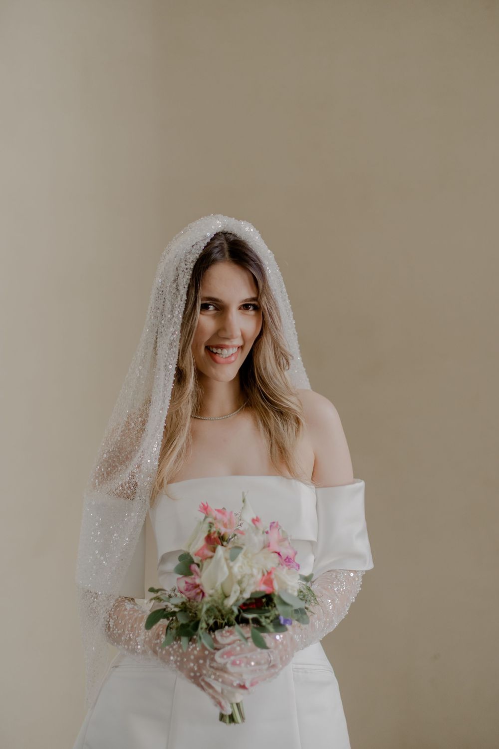 Eine elegante Braut posiert in einem editorial Stil für die Kamera. Die Hochzeit ist elegant und zeitlos und modern und  ist in Berlin.