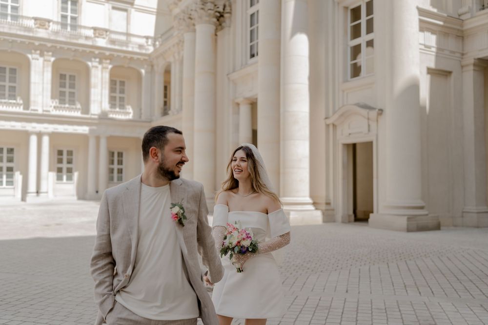 Ein Brautpaar, das in Berlin ein Hochzeitshooting gemacht hat und vorher standesamtlich geheiratet hat. Die Bilder sind elegant, editorial.