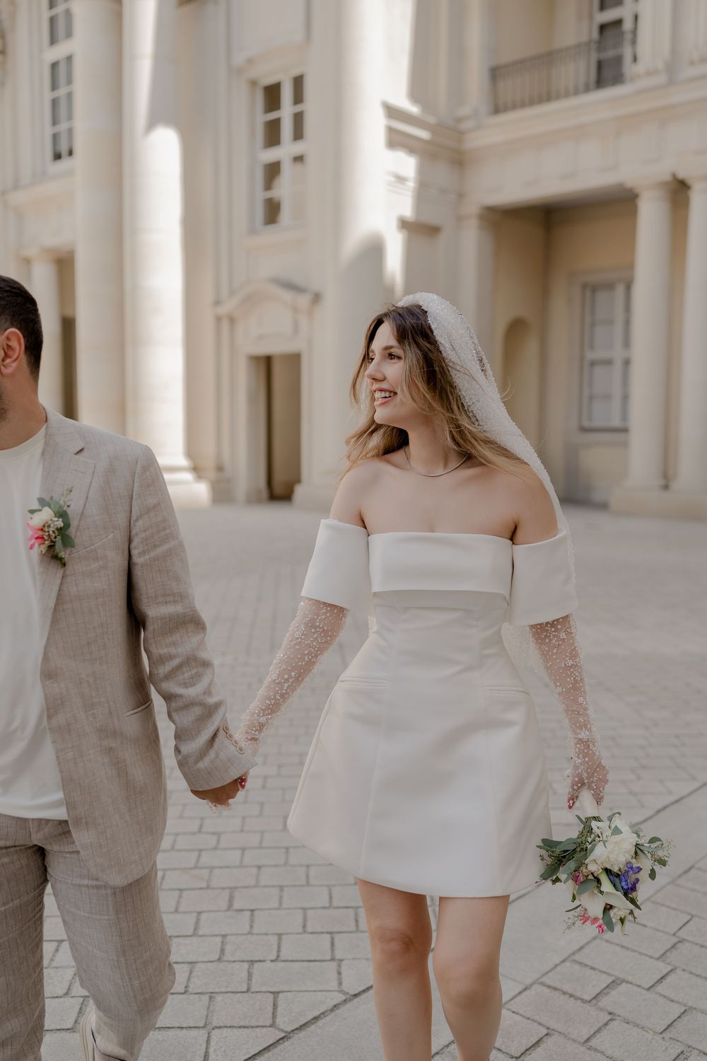 Ein Brautpaar, das in Berlin ein Hochzeitshooting gemacht hat und vorher standesamtlich geheiratet hat. Die Bilder sind elegant, editorial.