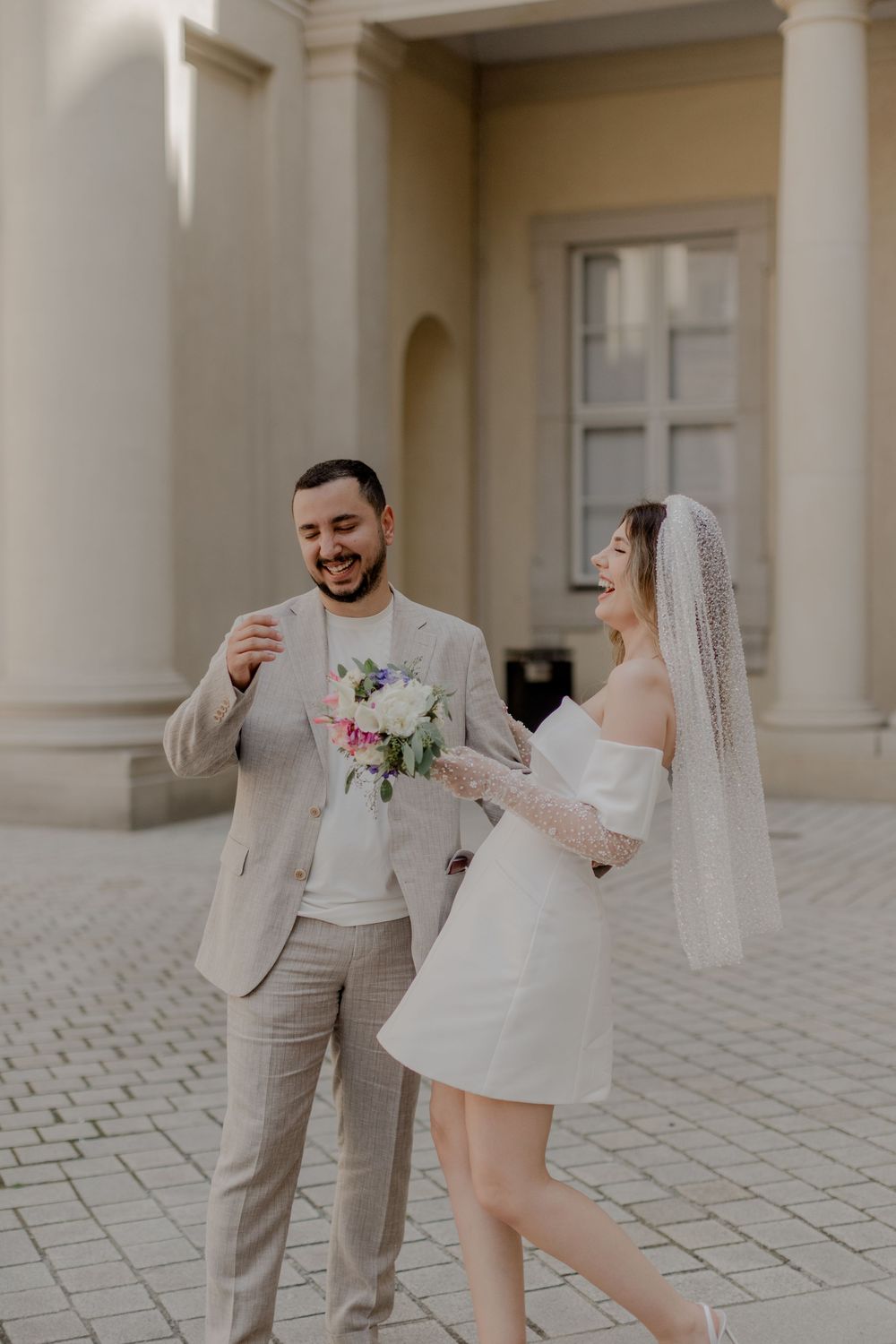 Ein Brautpaar, das standesamtlich geheiratet hat und Brautpaarfotos in Berlin Mitte machen. Die Bilder sind classy elegant und zeiltos.