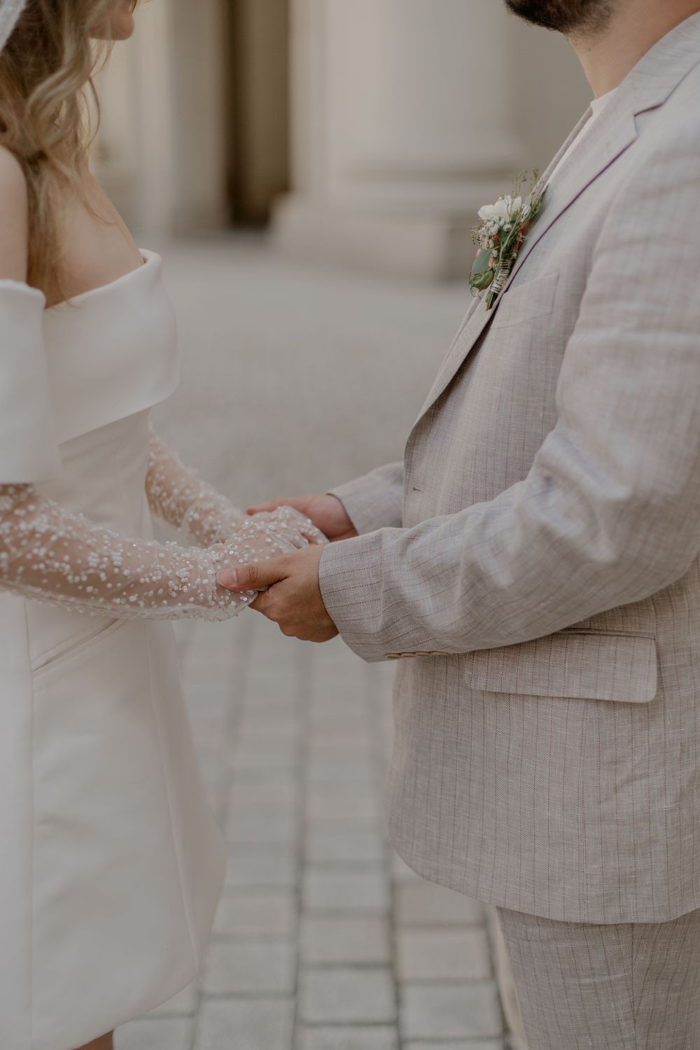 Ein Brautpaar, das Händchen hält und Spaß bei ihrer Hochzeit  in Berlin Mitte hat. Die Bilder sind classy elegant und zeiltlos.