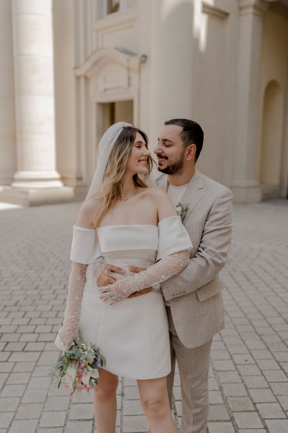 Ein Hochzeitsshooting in Berlin. Das Brautpaar ist sehr classy, elegant und modern. Eine Hochzeit mit einem editorial Look und authentisch.