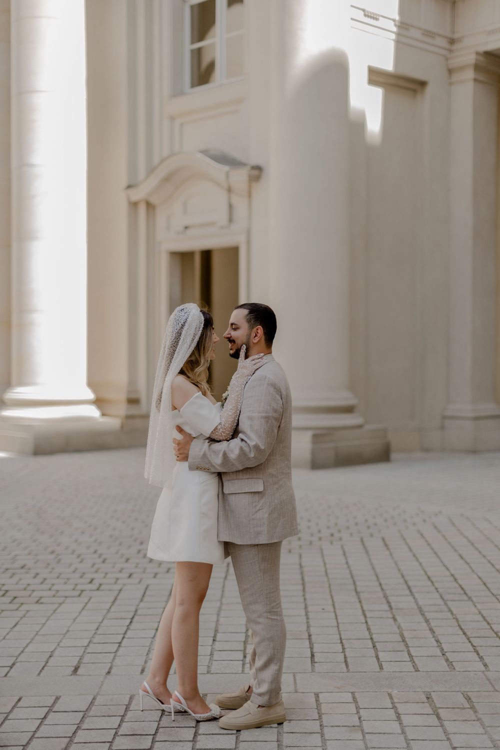 Ein Hochzeitsshooting in Berlin. Das Brautpaar ist sehr classy, elegant und modern. Eine Hochzeit mit einem editorial Look und authentisch.