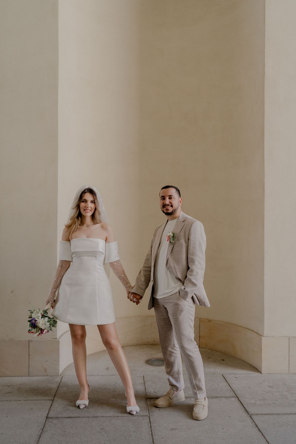 Ein Hochzeitsshooting in Berlin. Das Brautpaar ist sehr classy, elegant und modern. Eine Hochzeit mit einem editorial Look und authentisch.
