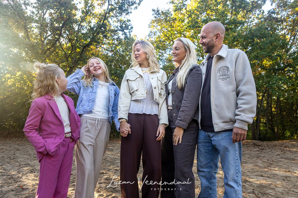 Gezin poseert samen voor hun 20-jarig huwelijksjubileum in het bos bij Johanna’s Hof in Castricum