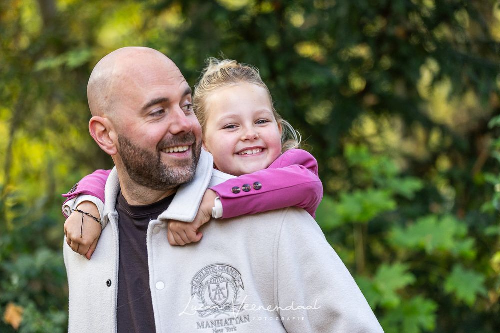 papa met zijn jongste dochter op zijn rug, momenten om vast te leggen