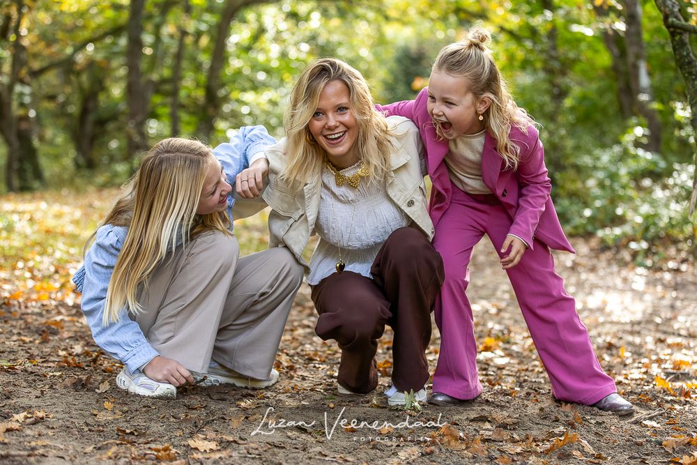 drie zussen samen op de foto bij bos Johanna's hof hebben de grootste pret samen