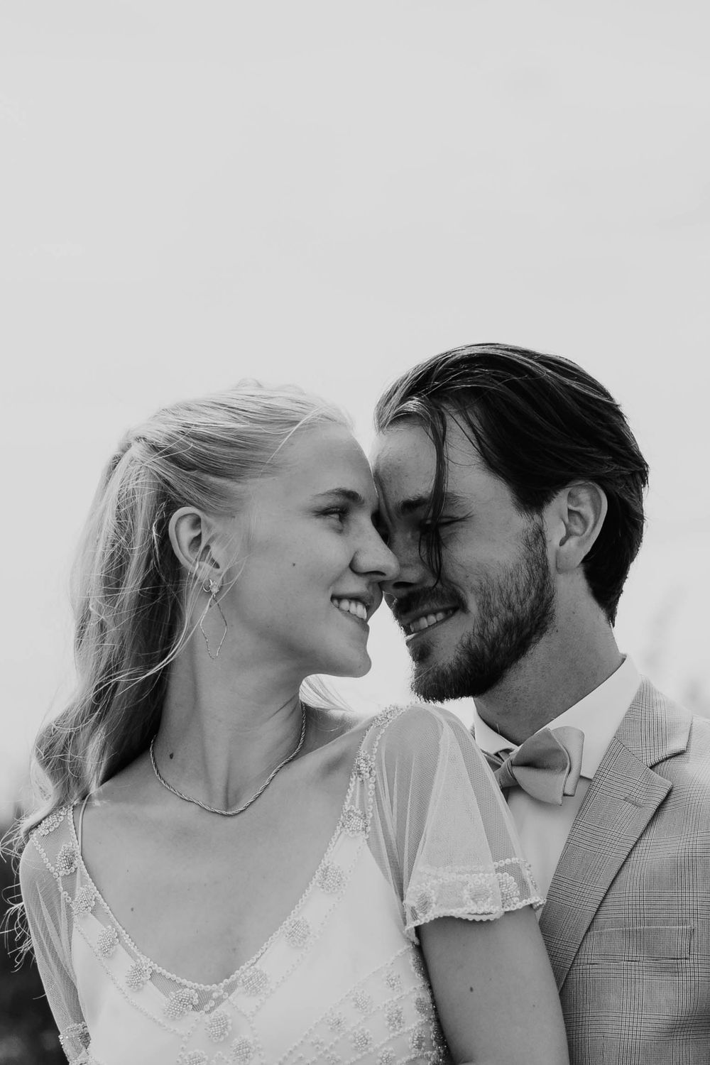 Smilende og forelsket brudepar kigger på hinanden - bryllupsfotograf Jylland