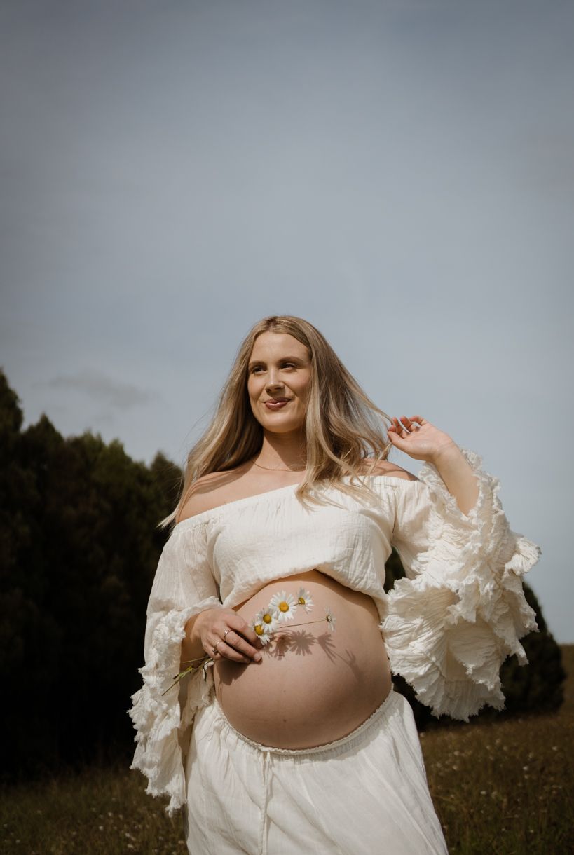 Maternity session with wild flowers Ohaupo