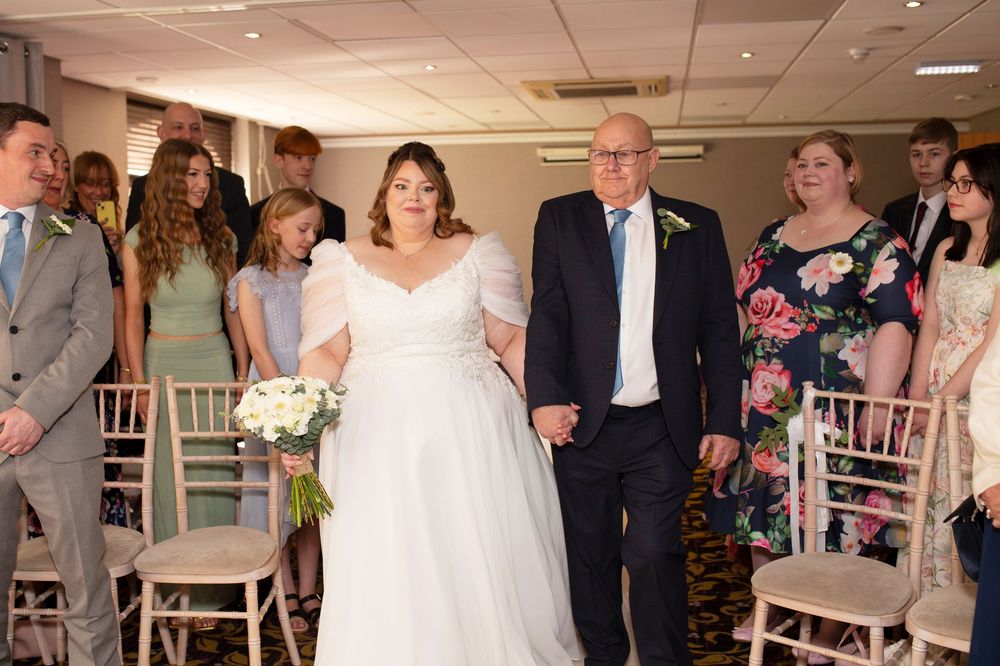 wedding at Everglades Hotel, Widnes, Cheshire, by Little Wonderland Photography