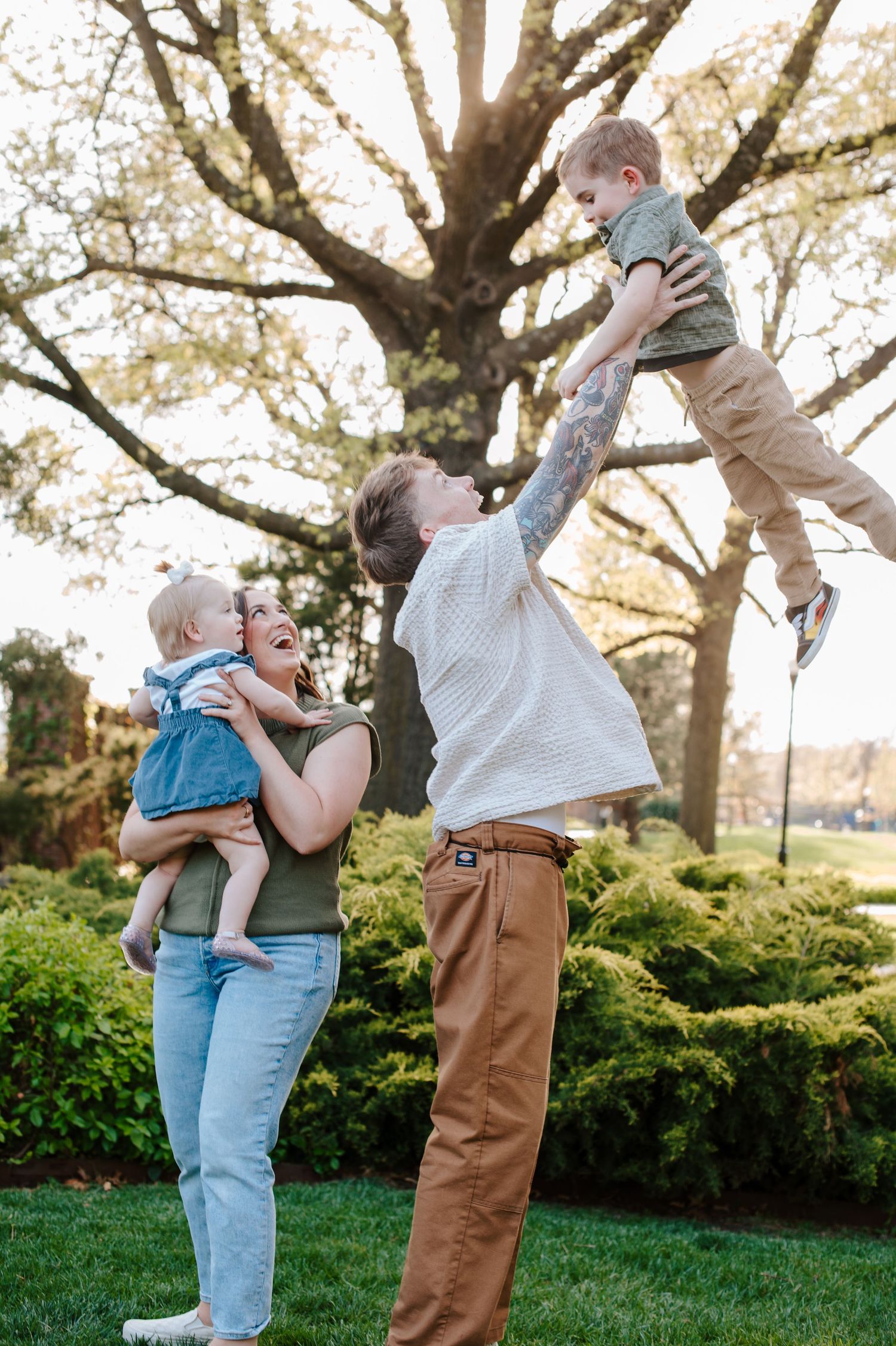 Extended family pictures in Wichita, KS by family photographer Jessica Nadine Photography - Eastborough Park
