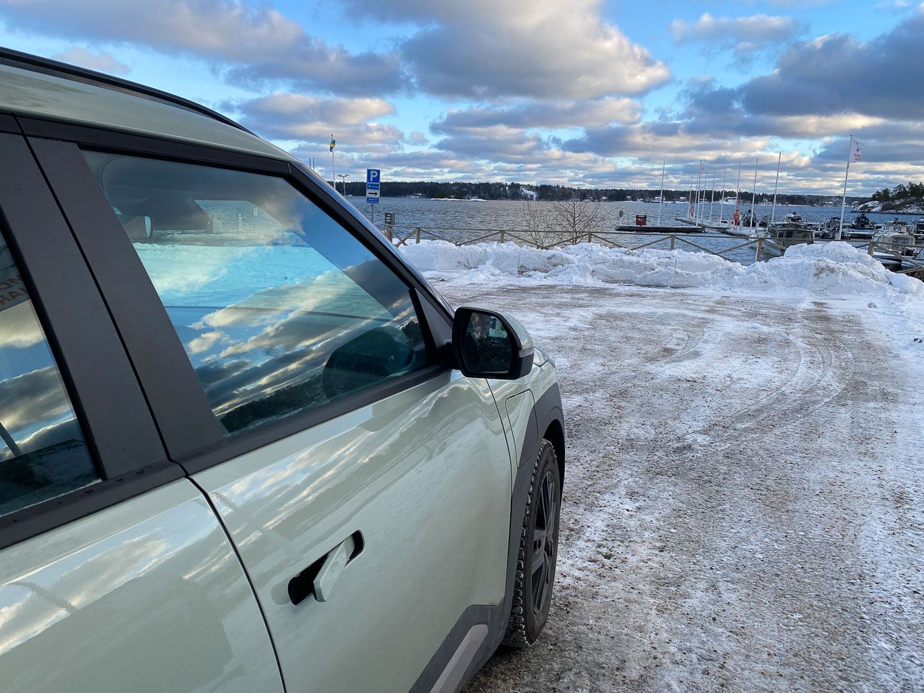 Fotograf Jessica Lindqvists elbil, parkerad vid havet.