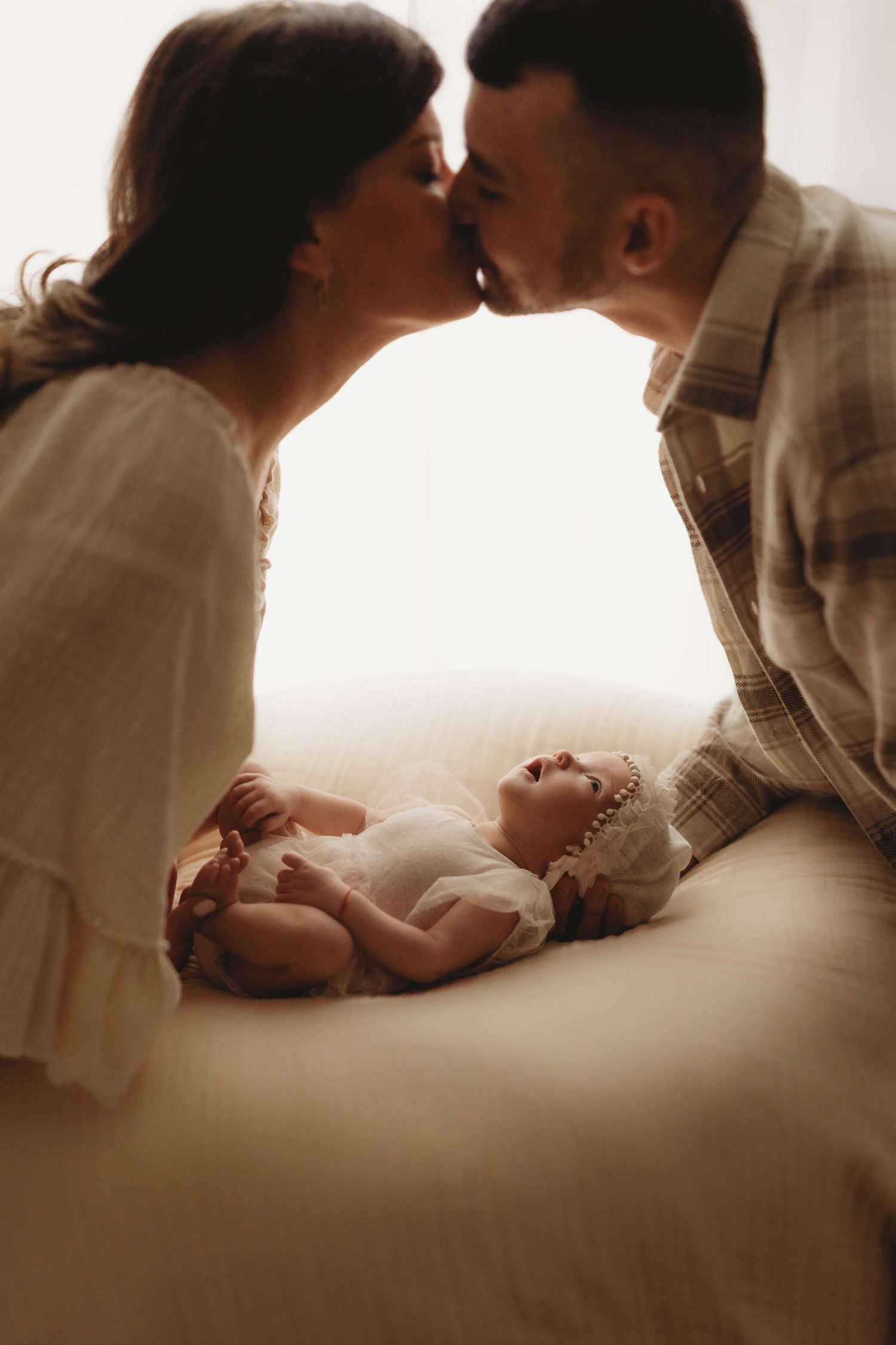 Soft newborn portrait session in Peutie Brussels area home studio