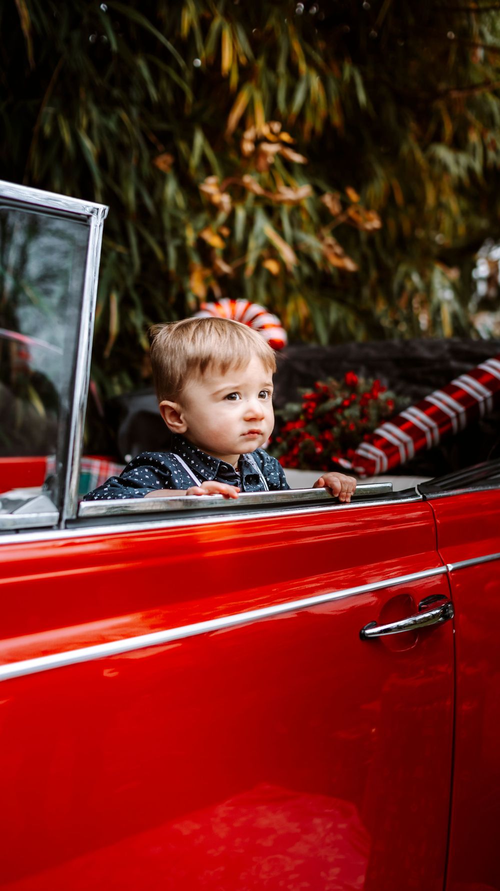 Mini-session photo de Noël 2024 avec une coccinelle VW rouge décorée pour les fêtes, créant une ambiance festive et chaleureuse.