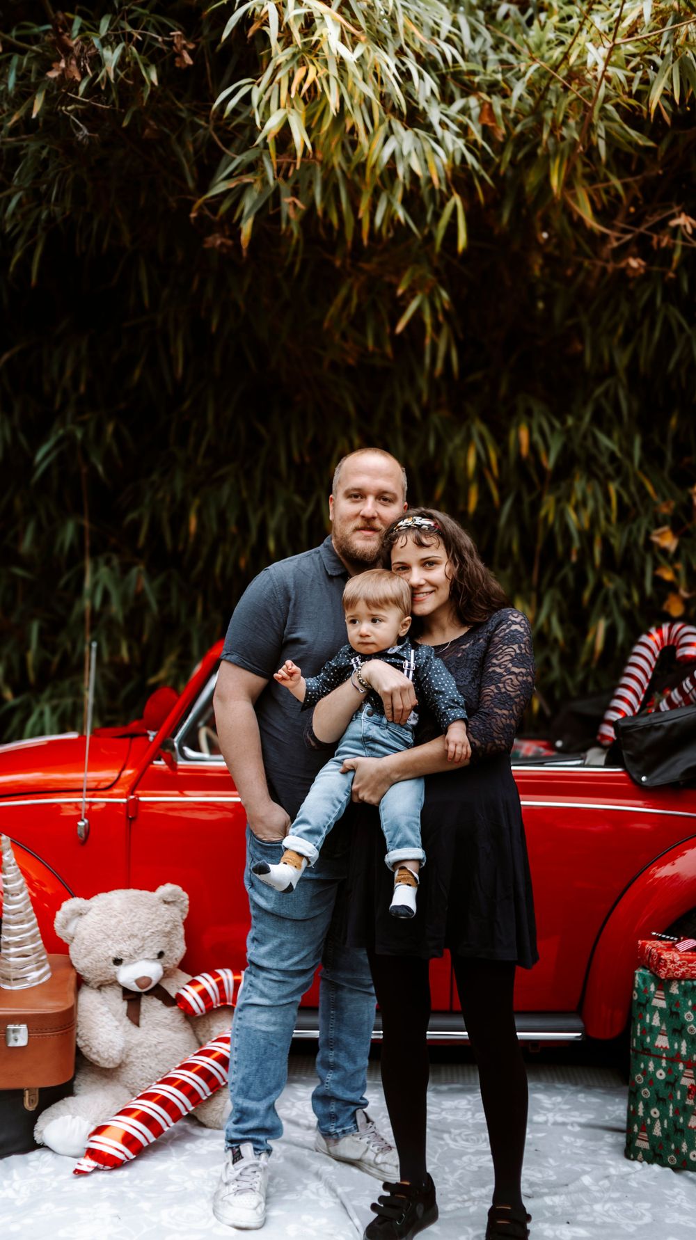 Mini-session photo de Noël 2024 avec une coccinelle VW rouge décorée pour les fêtes, créant une ambiance festive et chaleureuse.