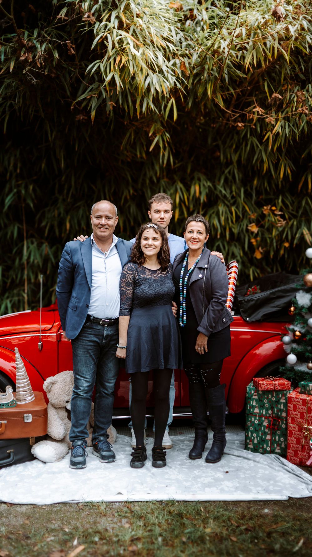 Mini-session photo de Noël 2024 avec une coccinelle VW rouge décorée pour les fêtes, créant une ambiance festive et chaleureuse.