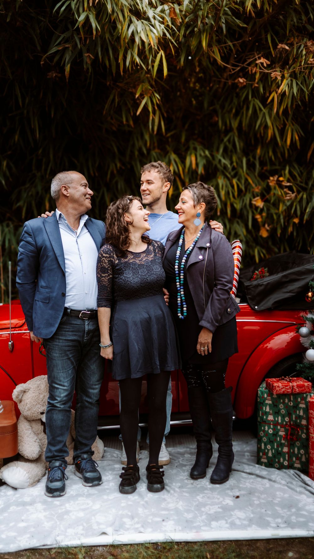 Mini-session photo de Noël 2024 avec une coccinelle VW rouge décorée pour les fêtes, créant une ambiance festive et chaleureuse.