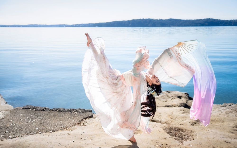 Beautiful seaside Hanfu dance portrait featuring flowing traditional clothing at Point Chevalier, by an Auckland photographer.
