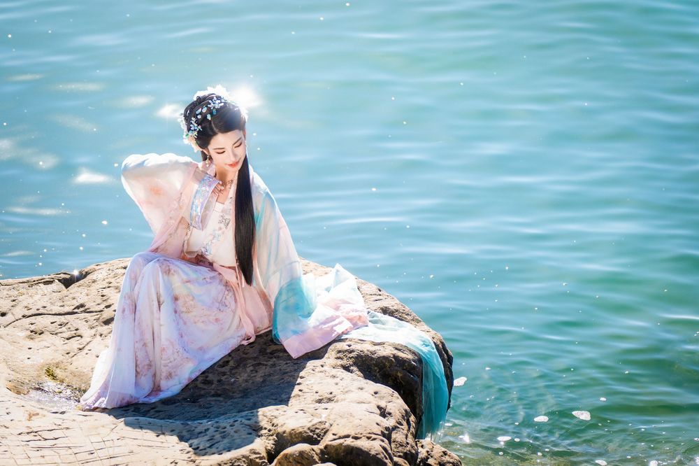 Beautiful seaside Hanfu dance portrait featuring flowing traditional clothing at Point Chevalier, by an Auckland photographer.