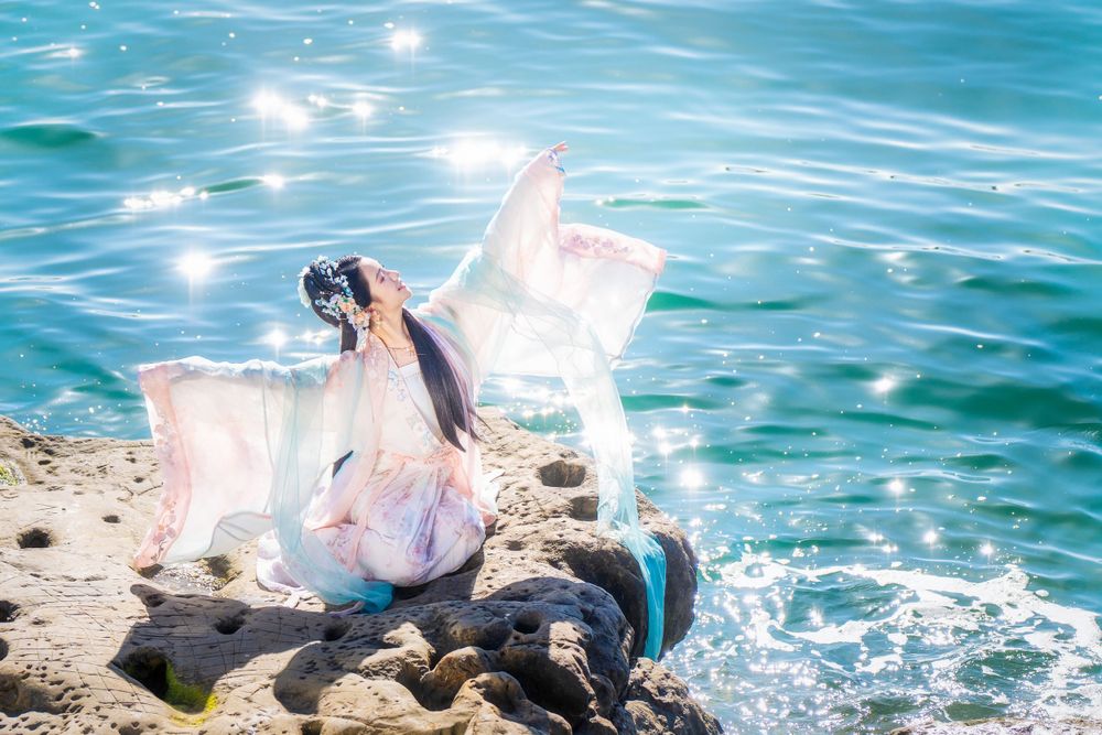 Beautiful seaside Hanfu dance portrait featuring flowing traditional clothing at Point Chevalier, by an Auckland photographer.