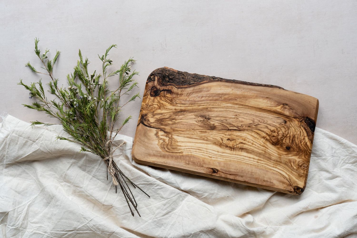 wooden chopping board, flat lay product photo with dried flowers