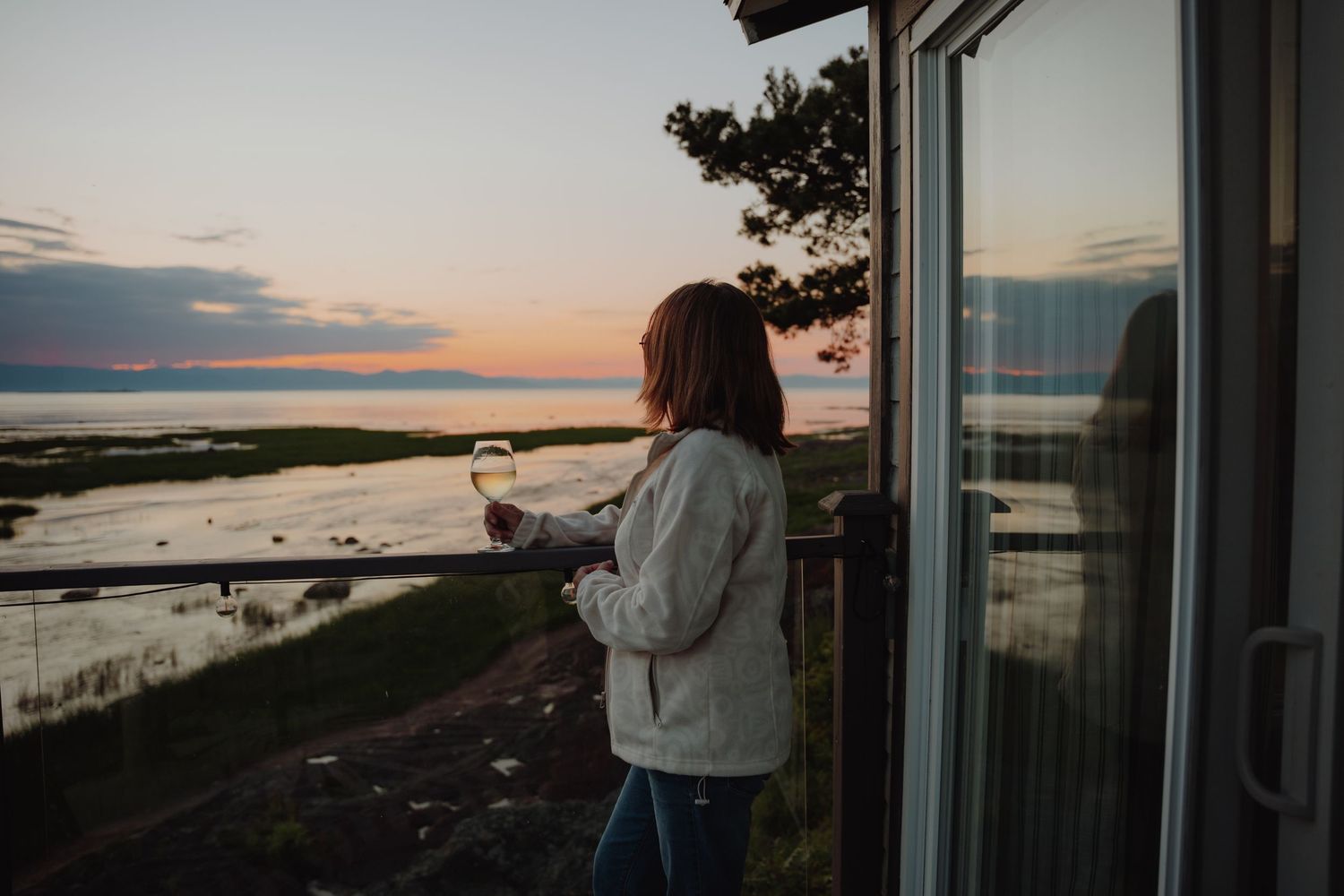 Une mère qui regarde le coucher de soleil dans le Bas-Saint-Laurent