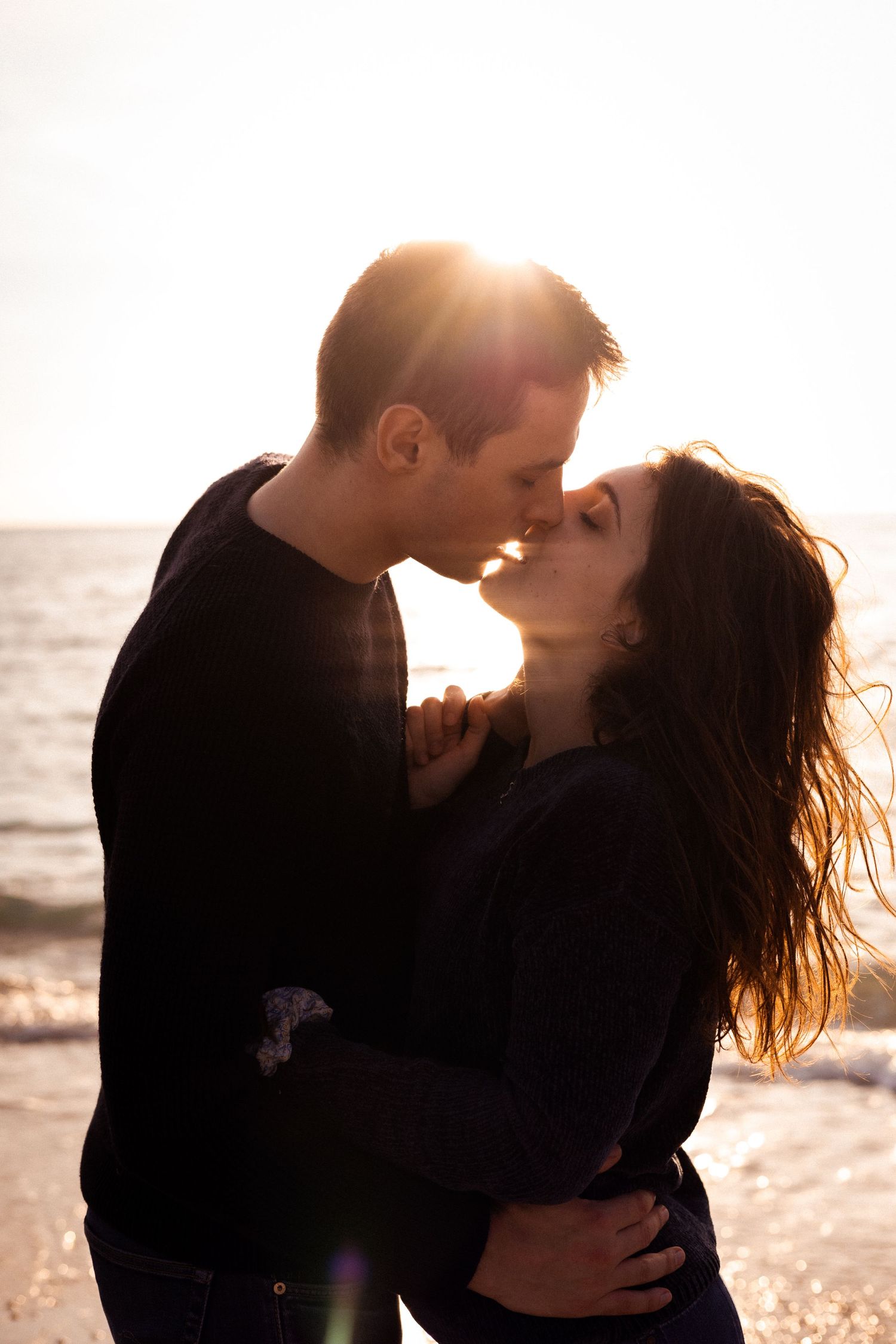 Séance photo en couple au bord de mer au coucher de soleil