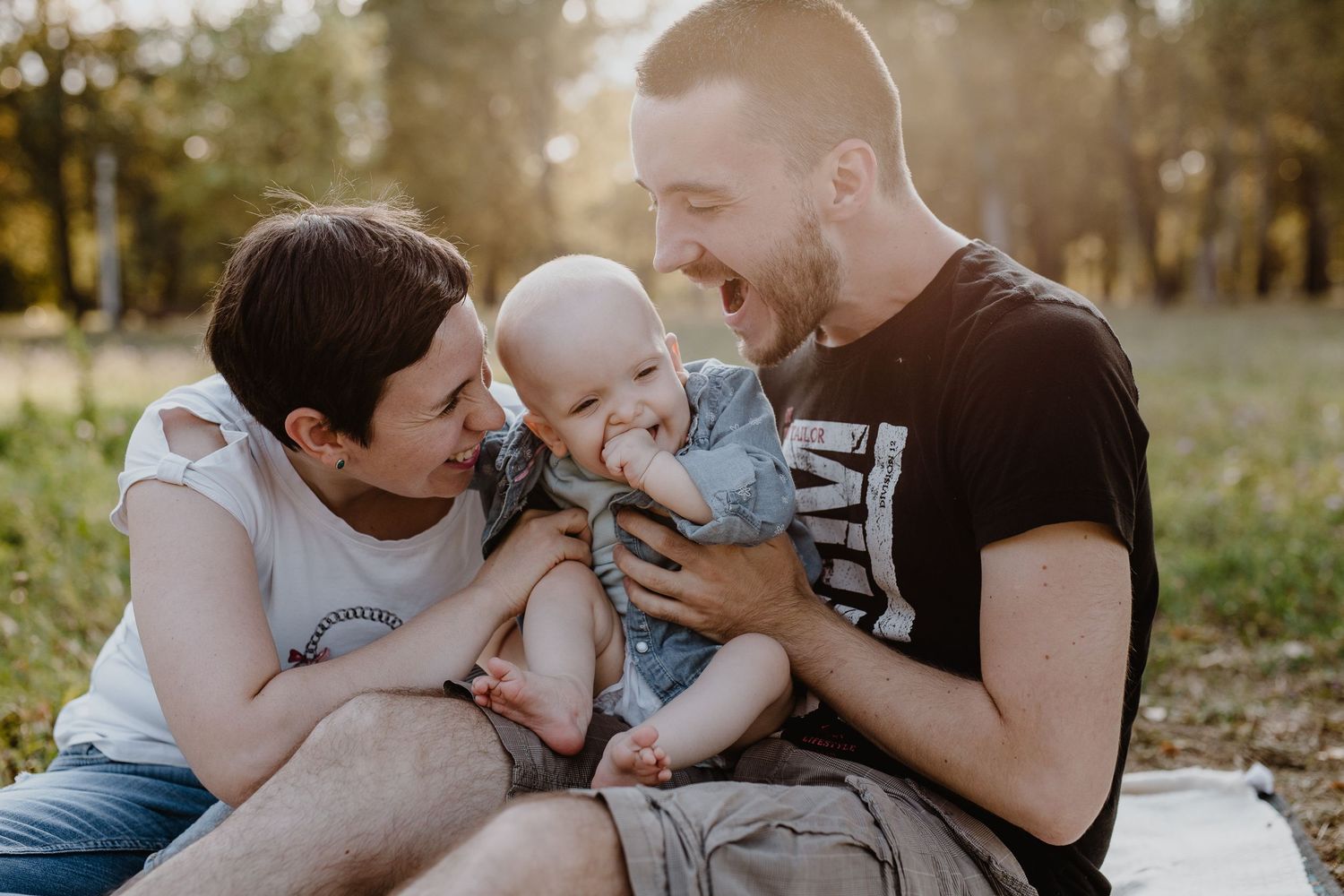 Close-up of loving parents with their baby, creating a heartfelt and genuine family moment during a lifestyle photoshoot